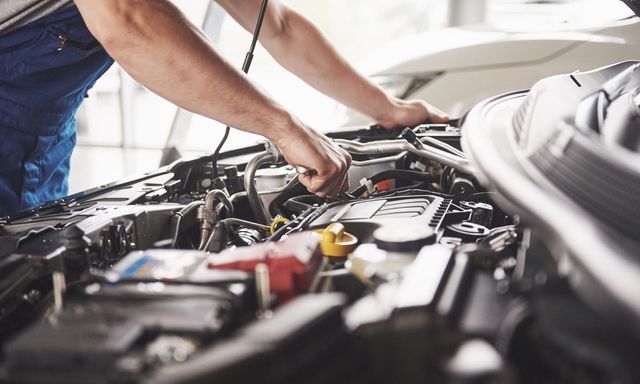 Mécanicien travaillant sur un moteur